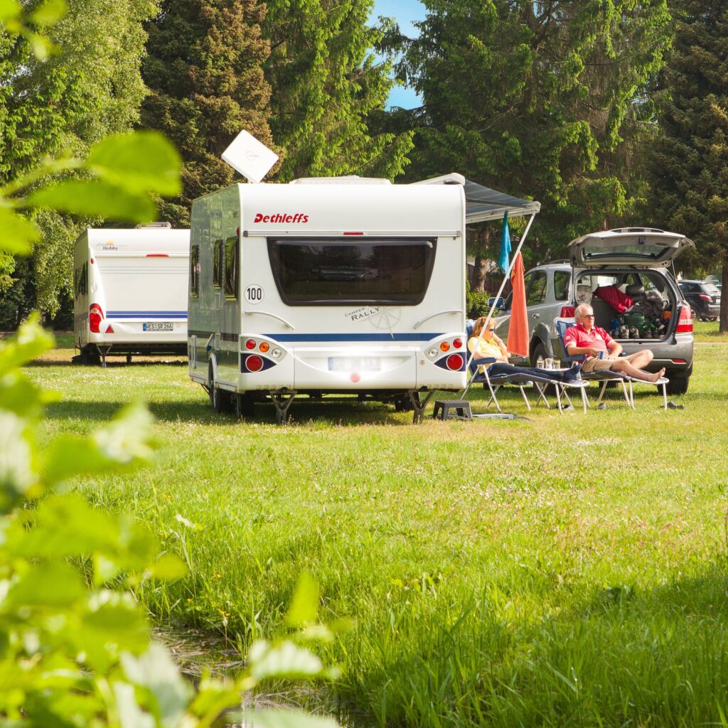 Camping Wohnwagen auf dem Campingplatz Hüttensee in der Lüneburger Heide bei Winsen (Aller).