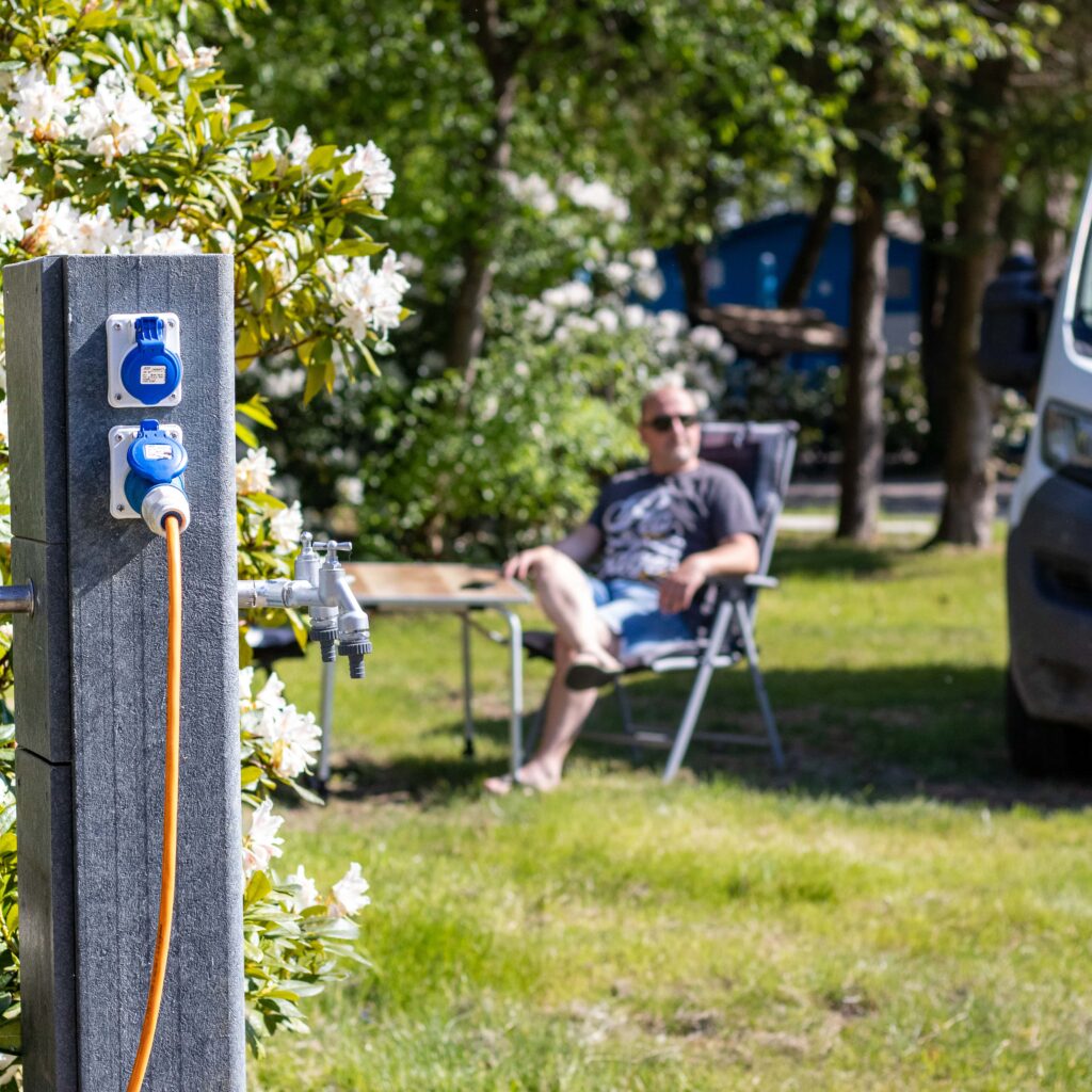 Komfortstellplatz auf dem Campingplatz Hüttensee in der Lüneburger Heide bei Winsen (Aller).
