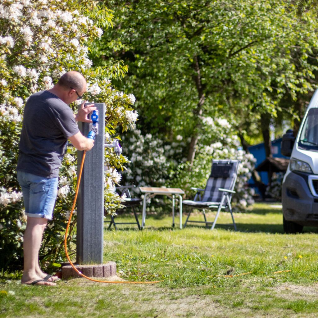 XL Camping in der Natur am See auf dem Campingpark Hüttensee in der Lüneburger Heide bei Winsen (Aller).