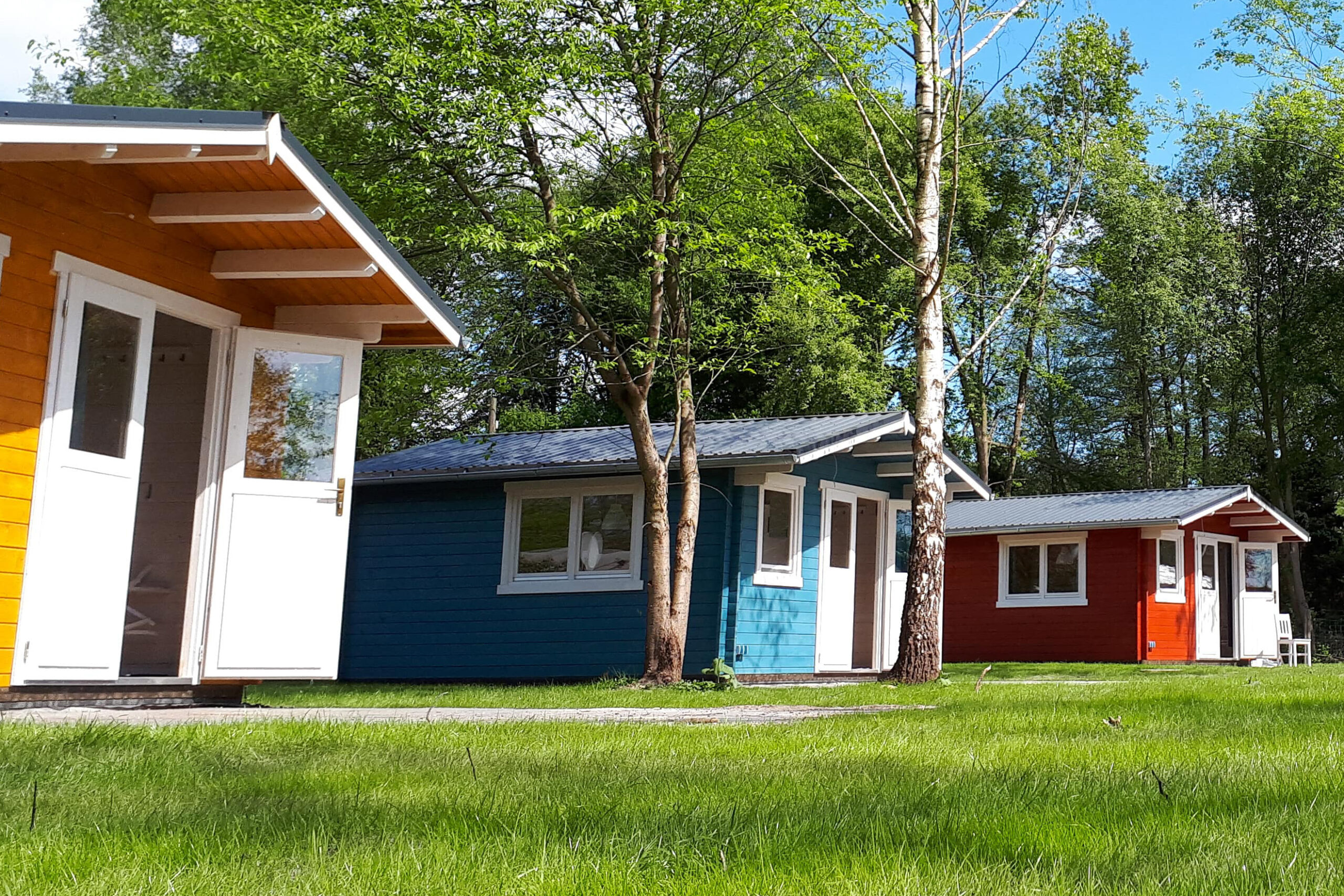 Wunderschöne Ferienhäuser direkt am See - Deine Urlaubs-Unterkunft am Campingplatz Hüttensee in der Lüneburger Heide bei Winsen (Aller).
