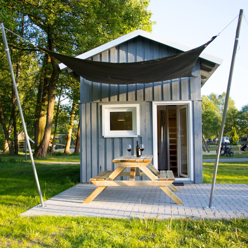 Tiny House Ferien-Unterkunft direkt am See - Deine Urlaubs-Unterkunft am Campingplatz Hüttensee in der Lüneburger Heide bei Winsen (Aller).