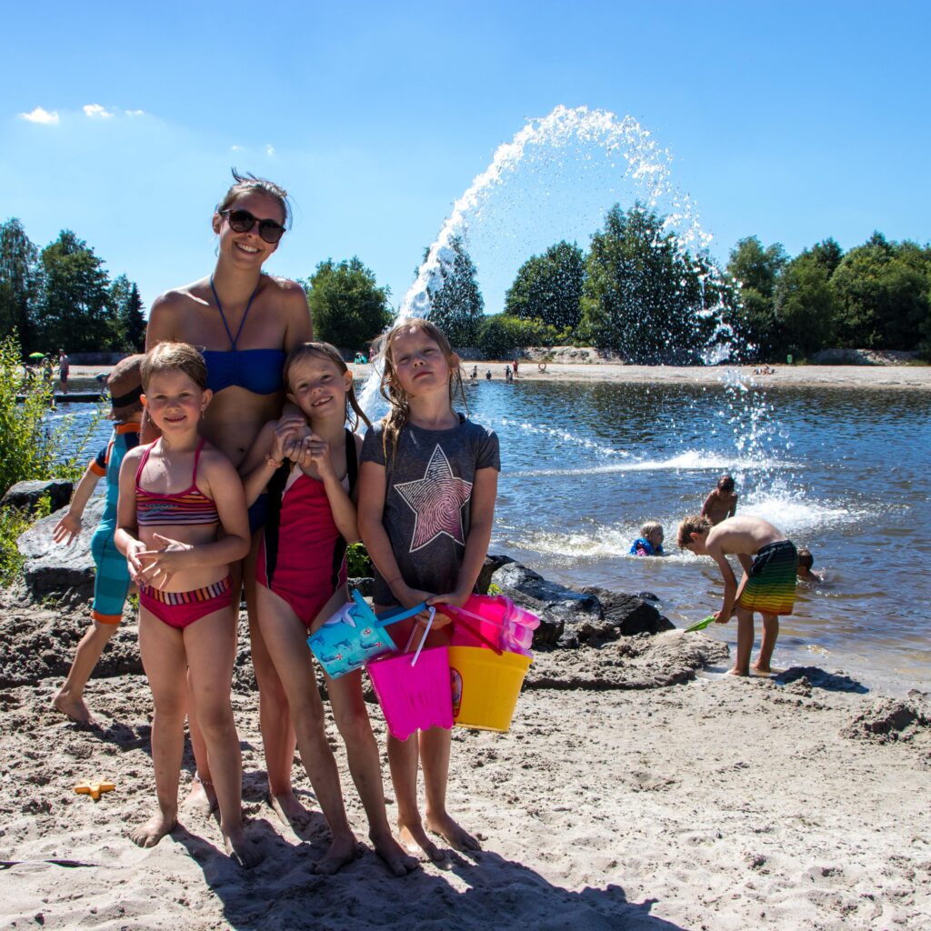 Badespaß am Badesee am Campingpark Hüttensee in der Lüneburger Heide bei Winsen (Aller).