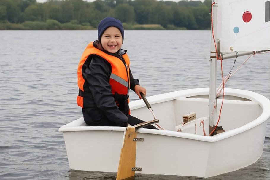 Camping am See bietet Spaß beim Segeln für die ganze Familie